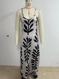 Vestido largo bohemio con estampado de hojas y tirantes para la playa