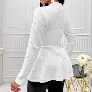 Gedetailleerd achteraanzicht van wit jacquard gebreid peplum jasje met ruitvormige textuur