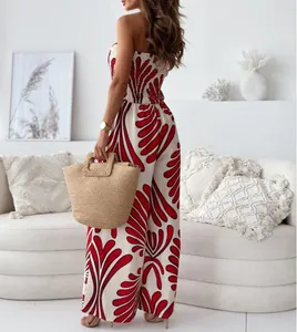 Vue arrière de l'élégante combinaison pantalon large imprimée rouge et blanc