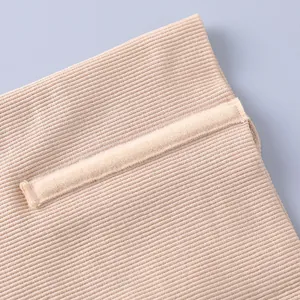 Gros plan sur la culotte post-partum taille haute sans couture avec maille côtelée