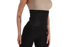 Gros plan d'une ceinture de sudation noire pour l'entraînement et le soutien lombaire