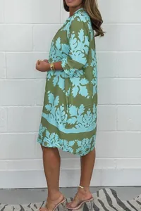 Detailansicht des Boho-Kleides mit olivgrün-blauem Blumenmuster, V-Ausschnitt und 3/4 Ärmeln