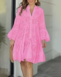 Robe rose à col en V avec broderie anglaise et dentelle creuse, coupe ample pour femme