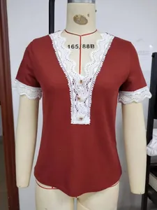Dettaglio top da donna in maglia a nido d'ape con scollo a V e pizzo bianco elegante.