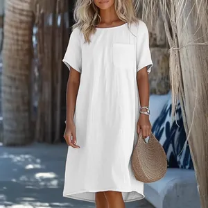 Buitenaanzicht van een witte casual midi-jurk met korte mouwen en een handig zakdetail