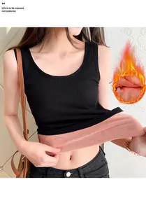 Detalle de camiseta térmica de tirantes para mujer con suave forro polar rosa de invierno.