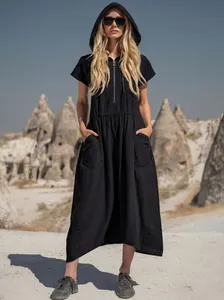 Abito midi nero in cotone lino con cappuccio, mezza zip e grandi tasche laterali