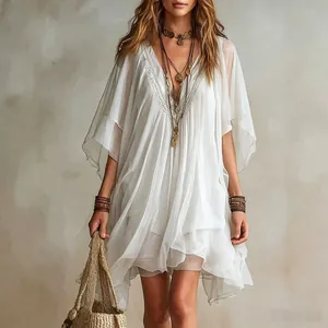 Detailaufnahme des weißen böhmischen V-Ausschnitt-Chiffon-Strandkleids für den Sommer