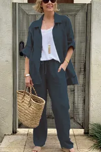 Komplettlook für Damen: legeres zweiteiliges Set aus marineblauem Leinenhemd und Hose