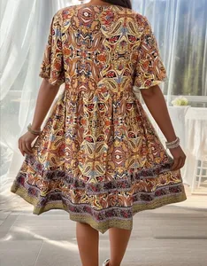 Detailansicht der Rückseite eines sommerlichen V-Ausschnitt-Kleides mit Paisley-Muster