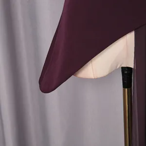 Détail rapproché d'un chemisier élégant violet foncé avec ruban et texture lisse