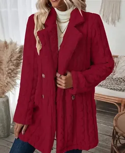 Vue détaillée d'un manteau en peluche bordeaux texturé avec col tailleur croisé.