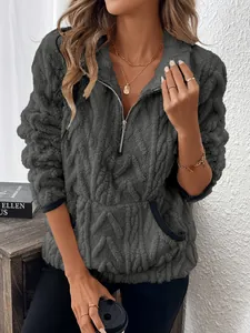 Vue détaillée d'un sweat-shirt gris en peluche jacquard avec une texture polaire douce