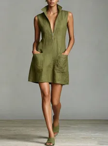 Vestido corto de lino verde oliva sin mangas con cuello alto y cremallera frontal.