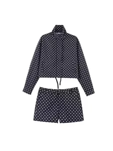 Modisches zweiteiliges Polka-Dot-Set mit Kordelzug-Jacke und passenden Mini-Shorts