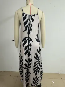 Vista trasera de vestido largo bohemio con estampado de hojas negras en blanco.