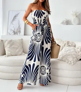 Détail d'une combinaison bustier chic à jambes larges avec imprimé floral bleu élégant