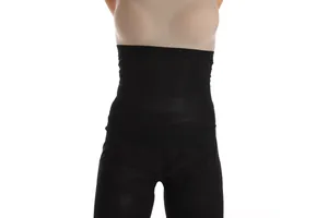 Gros plan d'une ceinture abdominale noire pour fitness et yoga