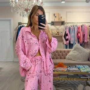 Schickes zweiteiliges Lounge-Set mit rosa Paisleymuster, bestehend aus Hemd und Hose
