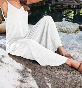 Vue détaillée de la combinaison blanche sans manches à fines côtes et col en V pour femmes