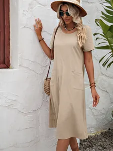 Femme portant une robe midi en coton et lin beige à manches courtes et poches dehors