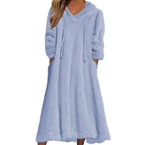 Robe longue à capuche en peluche bleu clair avec manches longues et poches latérales
