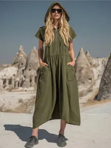 Abito midi vintage verde militare con cappuccio in cotone e lino con mezza zip.