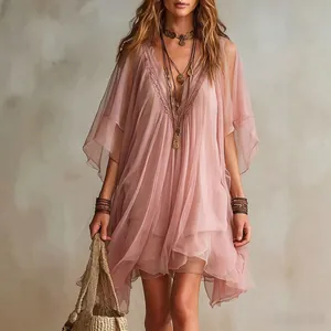 Elegant drapiertes rosa Chiffon-Strandkleid mit V-Ausschnitt, Rüschen und Spitze
