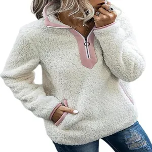 Pull en polaire sherpa blanc avec bordure rose et fermeture éclair quart de longueur.