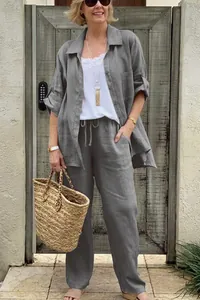 Stilvolles graues Leinen-Look Freizeitset für Damen mit Hemd und Hose in einer Ganzkörperansicht