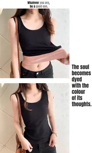 Vista detallada de camiseta térmica negra para mujer con forro polar rosa suave