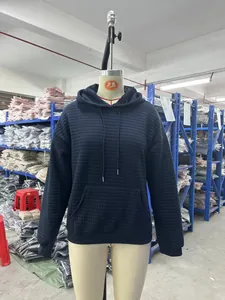 Sudadera con capucha acolchada de manga larga para mujer con bolsillo en azul oscuro.