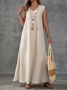 Elegante mouwloze maxi-jurk met V-hals en zijsplit voor een zomerse strandlook
