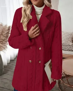 Vue détaillée d'un manteau en peluche rouge avec boutons dorés et col à revers cranté