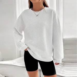 Vue détaillée du tissu blanc à texture gaufrée sur ce sweat-shirt à col rond pour femme
