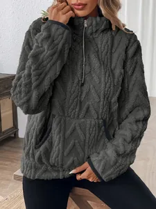 Gros plan du sweat à capuche en polaire jacquard gris anthracite avec demi-zip