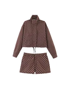 Modisches Set aus brauner Tupfen-Jacke mit Kordelzug und passenden Mini-Shorts, 2-teilig