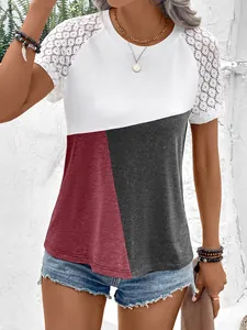 Detailansicht der Spitzenärmel am lässigen T-Shirt mit farbigem Patchwork