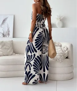 Vue arrière d'une combinaison dos nu chic à jambes larges avec imprimé floral marine