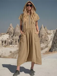 Vista intera di un abito lungo kaki in cotone e lino con cappuccio, mezza zip e tasche