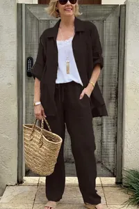 Detailansicht des eleganten schwarzen Leinen-Freizeitsets für Damen aus Hemd und Hose