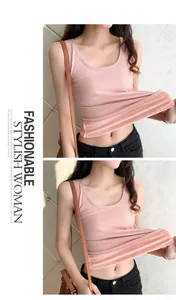 Detalle de cerca de una camiseta rosa acanalada con forro polar suave y cálido