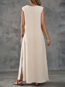 Elegante mouwloze beige maxi-jurk met zijsplit, achteraanzicht met textuurdetails