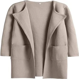 Vista dettagliata di un elegante cardigan da donna color taupe con revers e grandi tasche frontali