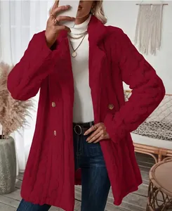 Détail d'un manteau en peluche rouge avec col à revers et fermeture à double boutonnage.