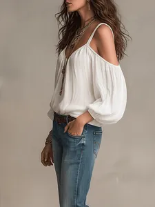 Detailansicht einer weißen Off-Shoulder-Bluse im Boho-Stil mit eleganten langen Puffärmeln.