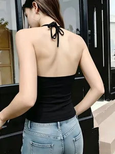 Vista posteriore di un top nero a lupetto slim fit con dettaglio di fiocco sulla schiena