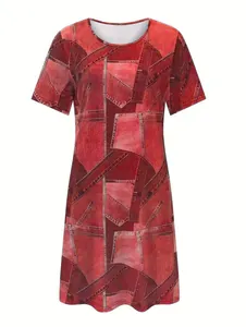 Gros plan d'une robe t-shirt décontractée rouge avec imprimé patchwork imitation denim pour femme