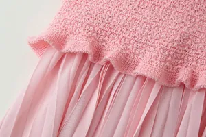 Detailopname van roze gebreide textuur en elegante geplooide stof voor dames