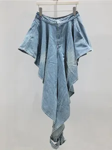 Jupe en jean taille haute tendance avec design plissé irrégulier pour un look rétro.